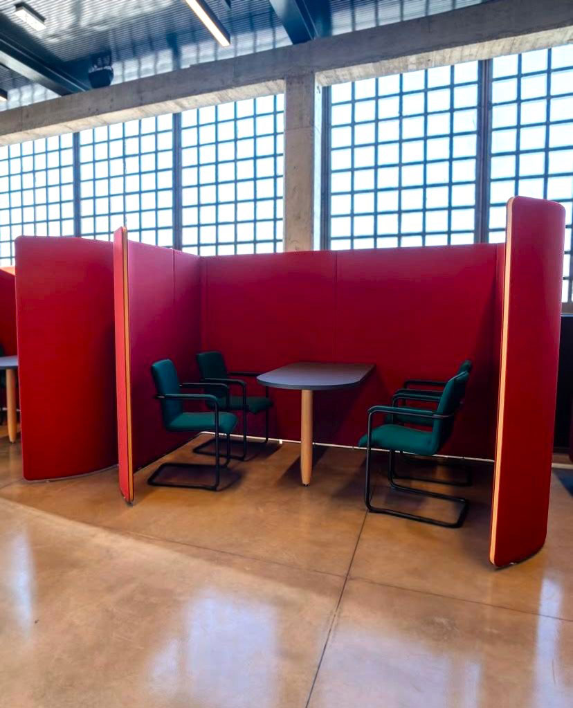 Open space uffici centro sportivo Como con phone booth fonoassorbenti, area lounge e sala riunioni flessibile