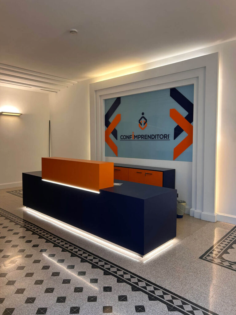 Ufficio Confimprenditori con reception personalizzata, ambienti direzionali e arredi di design coordinati