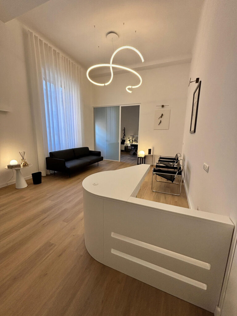 Ufficio Gaspare Reina con reception e scrivania su misura, parete vetrata con oscuramento LCD e illuminazione integrata