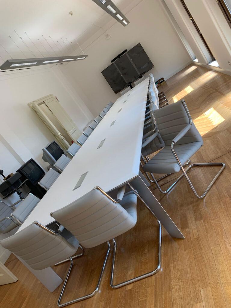 Sala riunioni direzionale INAIL Milano con tavolo componibile, sedute ergonomiche e arredi ufficio moderni