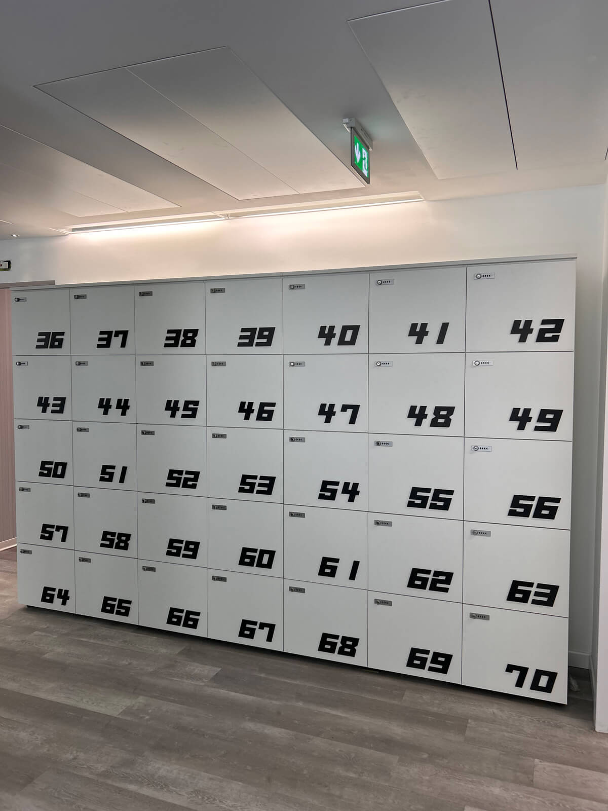 Allestimento ufficio Solco con pareti vetrate, postazioni operative, area lounge e arredi moderni