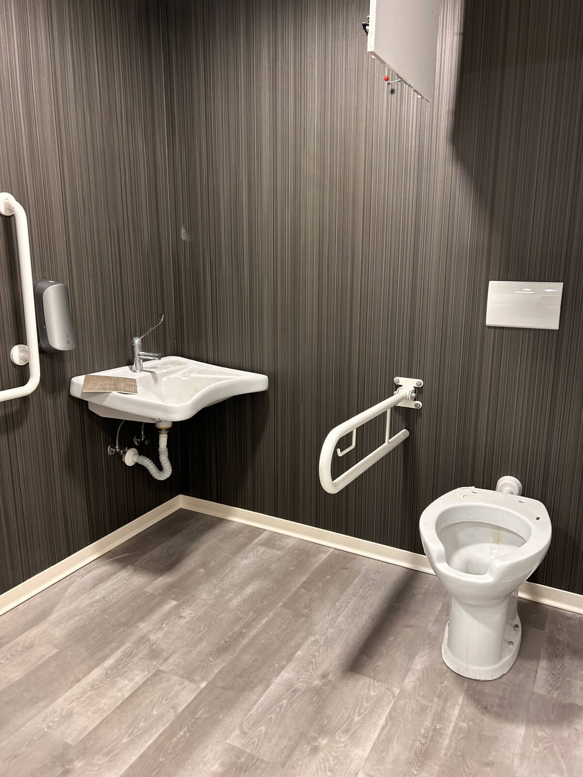 Allestimento ufficio Solco con pareti vetrate, postazioni operative, area lounge e arredi moderni