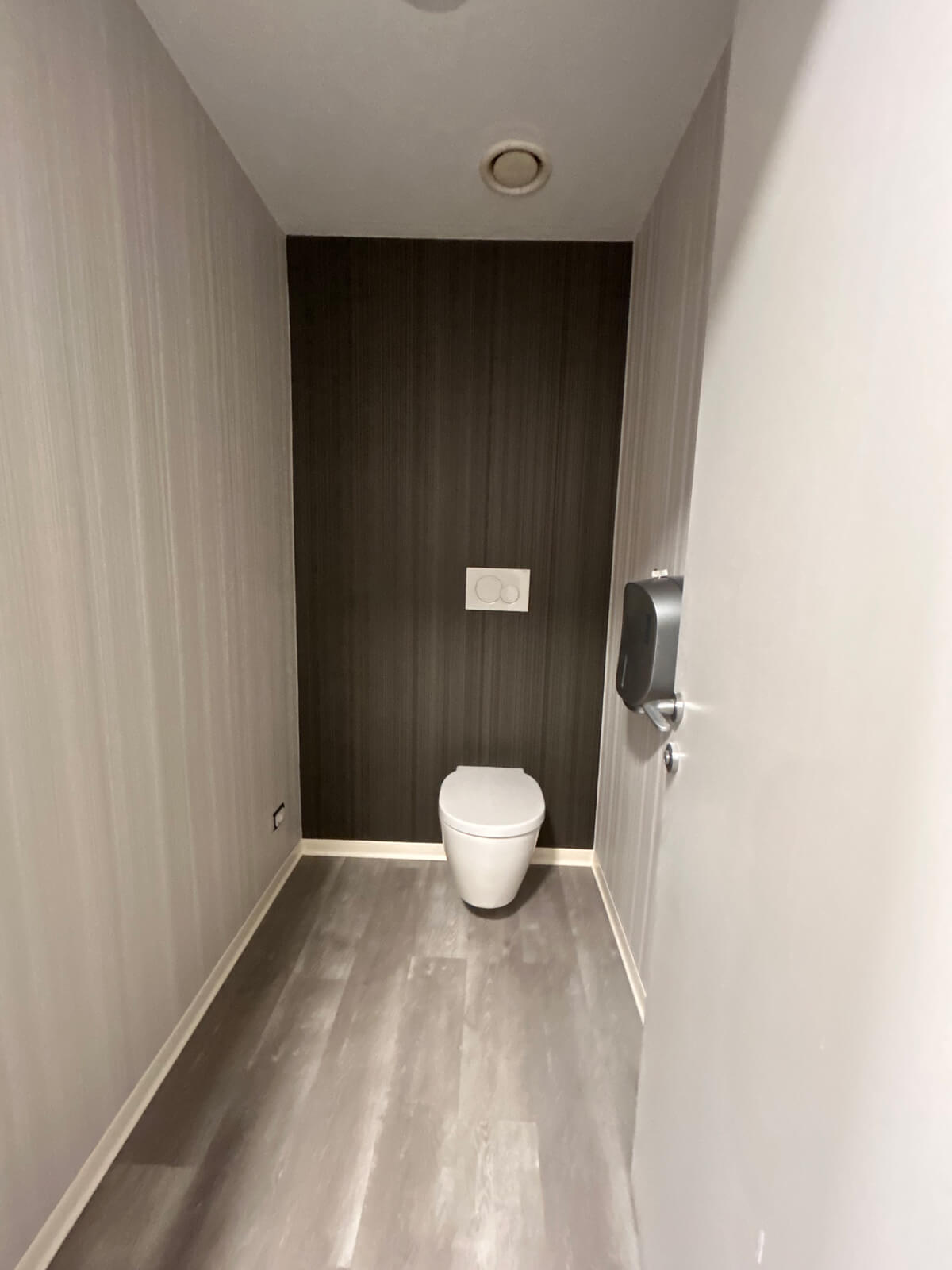 Allestimento ufficio Solco con pareti vetrate, postazioni operative, area lounge e arredi moderni