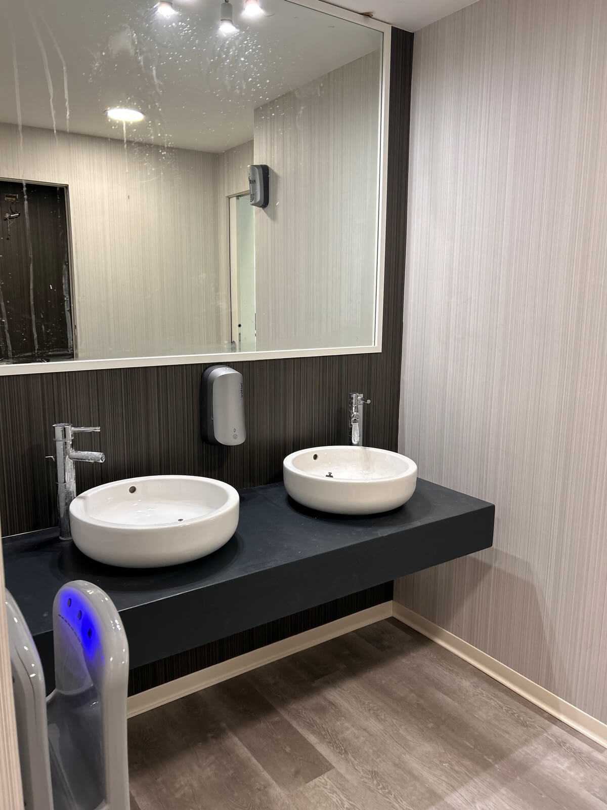 Allestimento ufficio Solco con pareti vetrate, postazioni operative, area lounge e arredi moderni