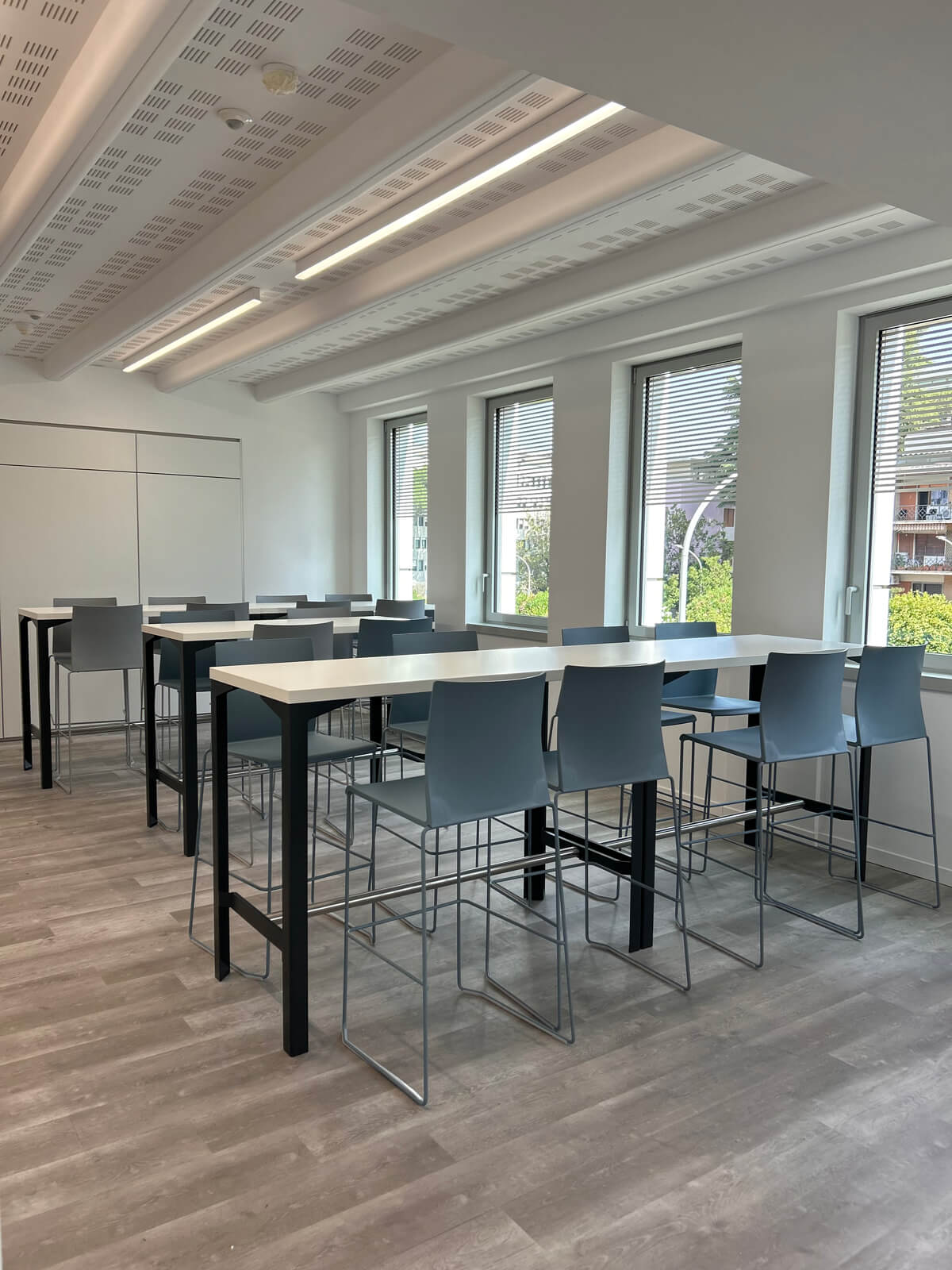 Allestimento ufficio Solco con pareti vetrate, postazioni operative, area lounge e arredi moderni