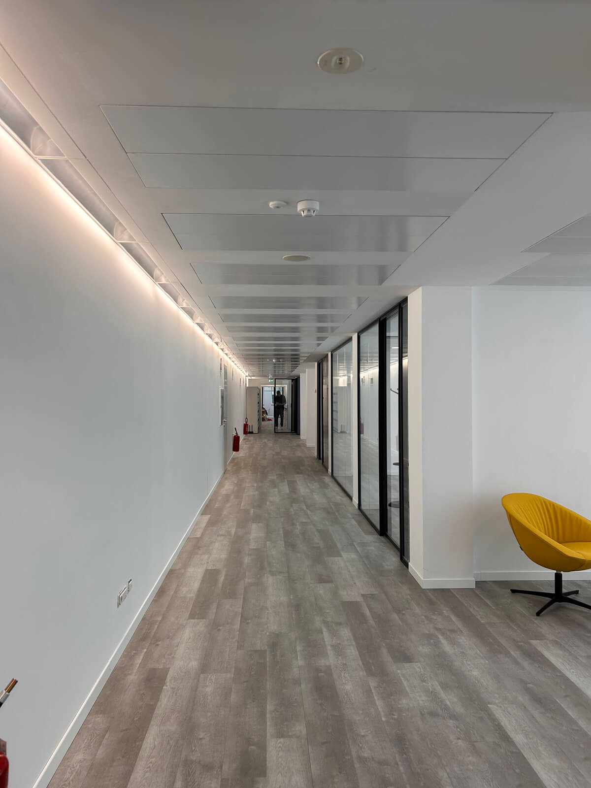 Allestimento ufficio Solco con pareti vetrate, postazioni operative, area lounge e arredi moderni