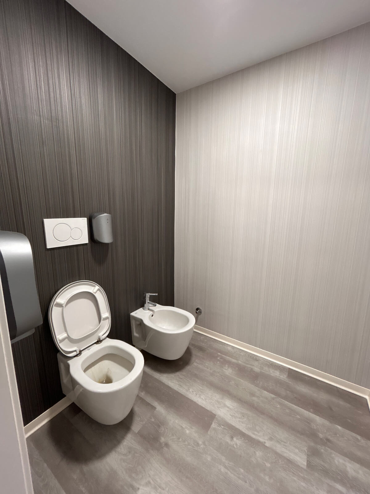 Allestimento ufficio Solco con pareti vetrate, postazioni operative, area lounge e arredi moderni