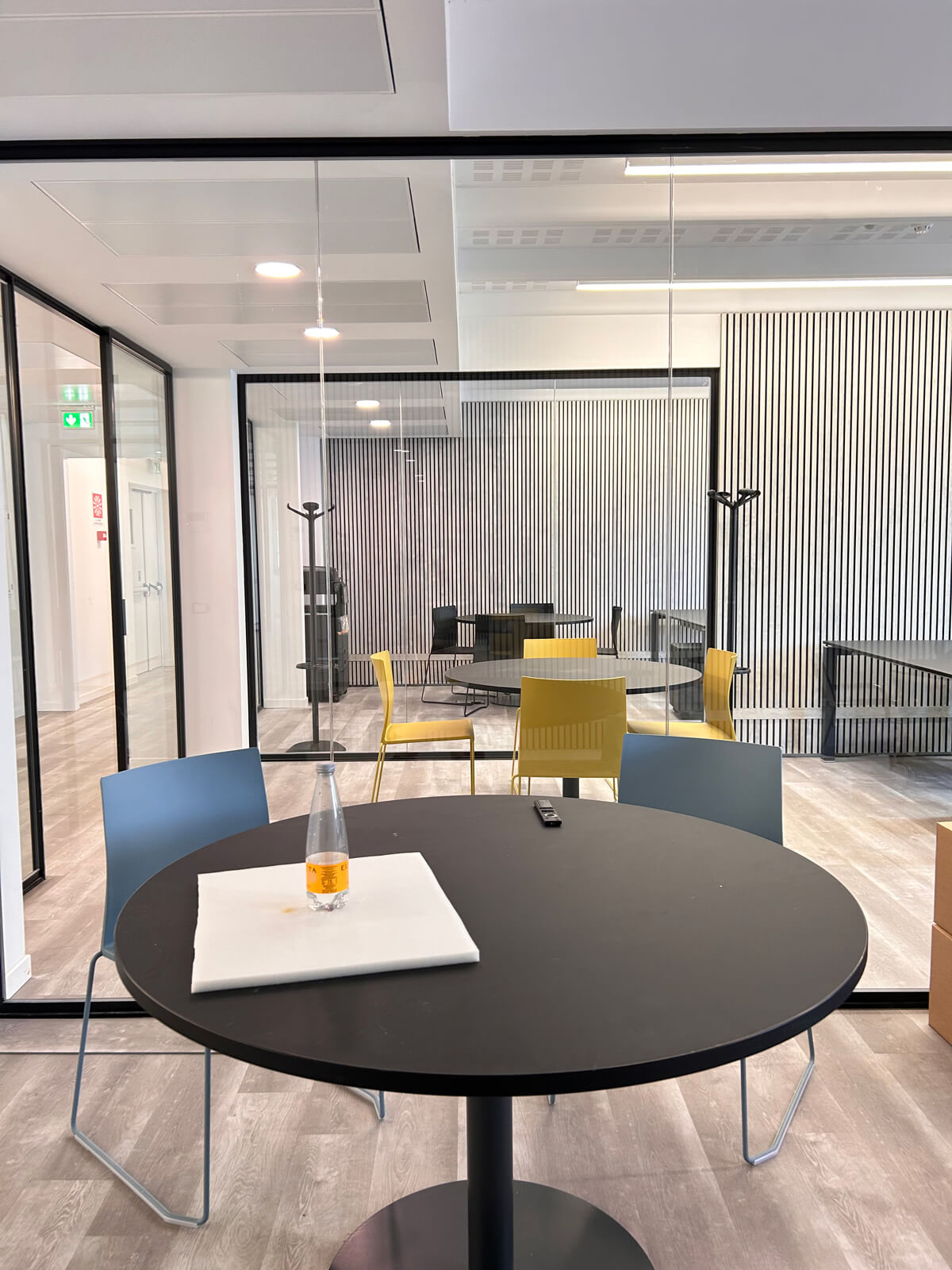 Allestimento ufficio Solco con pareti vetrate, postazioni operative, area lounge e arredi moderni