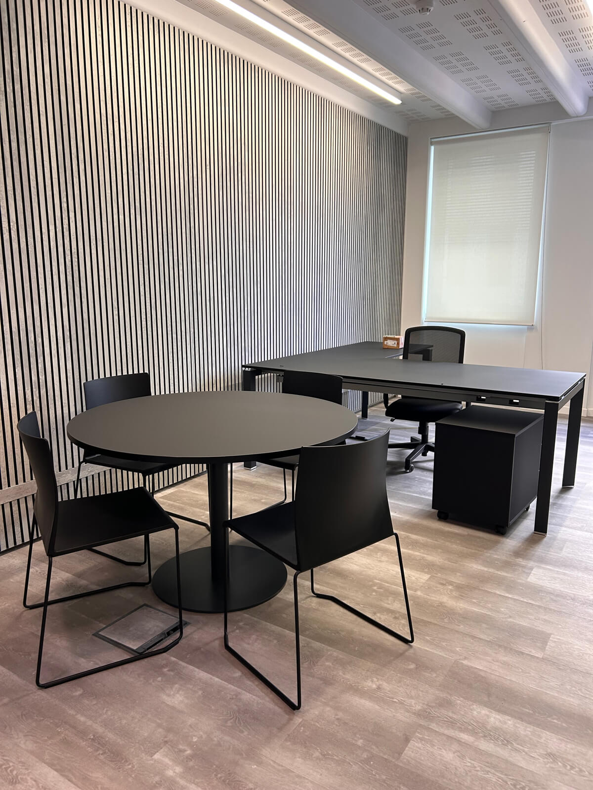 Allestimento ufficio Solco con pareti vetrate, postazioni operative, area lounge e arredi moderni