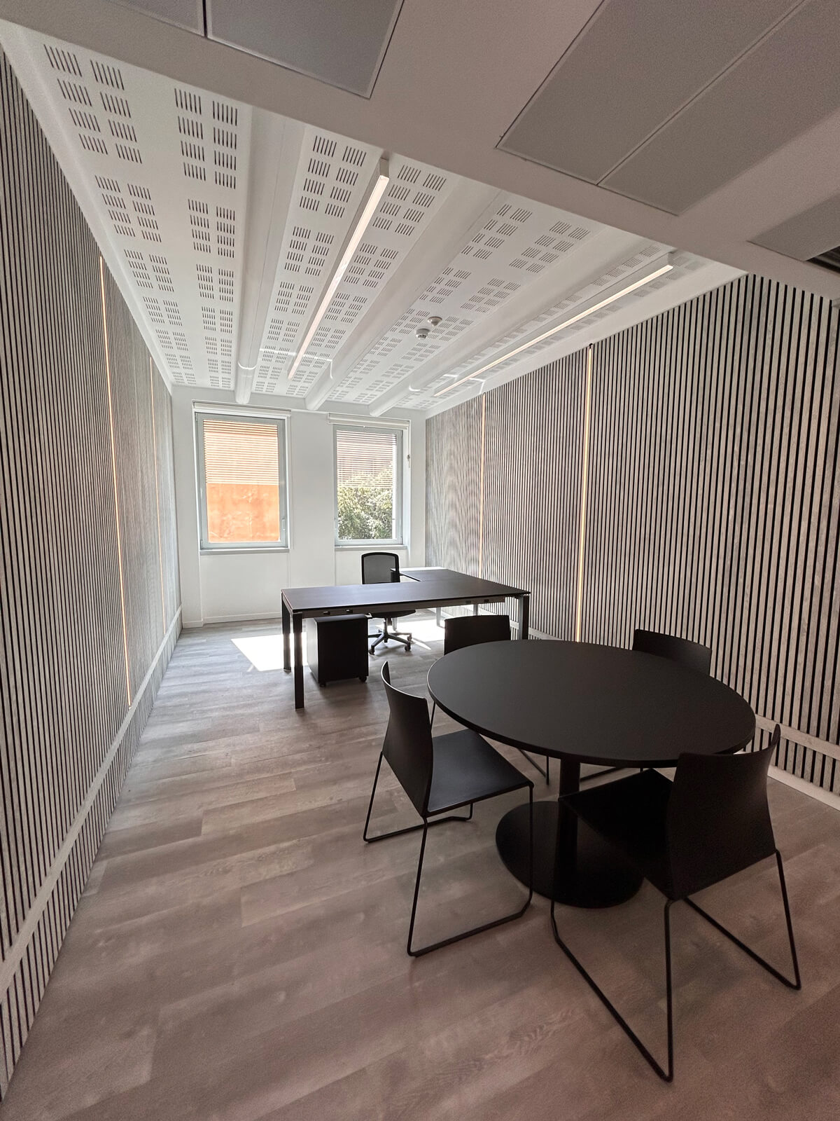 Allestimento ufficio Solco con pareti vetrate, postazioni operative, area lounge e arredi moderni