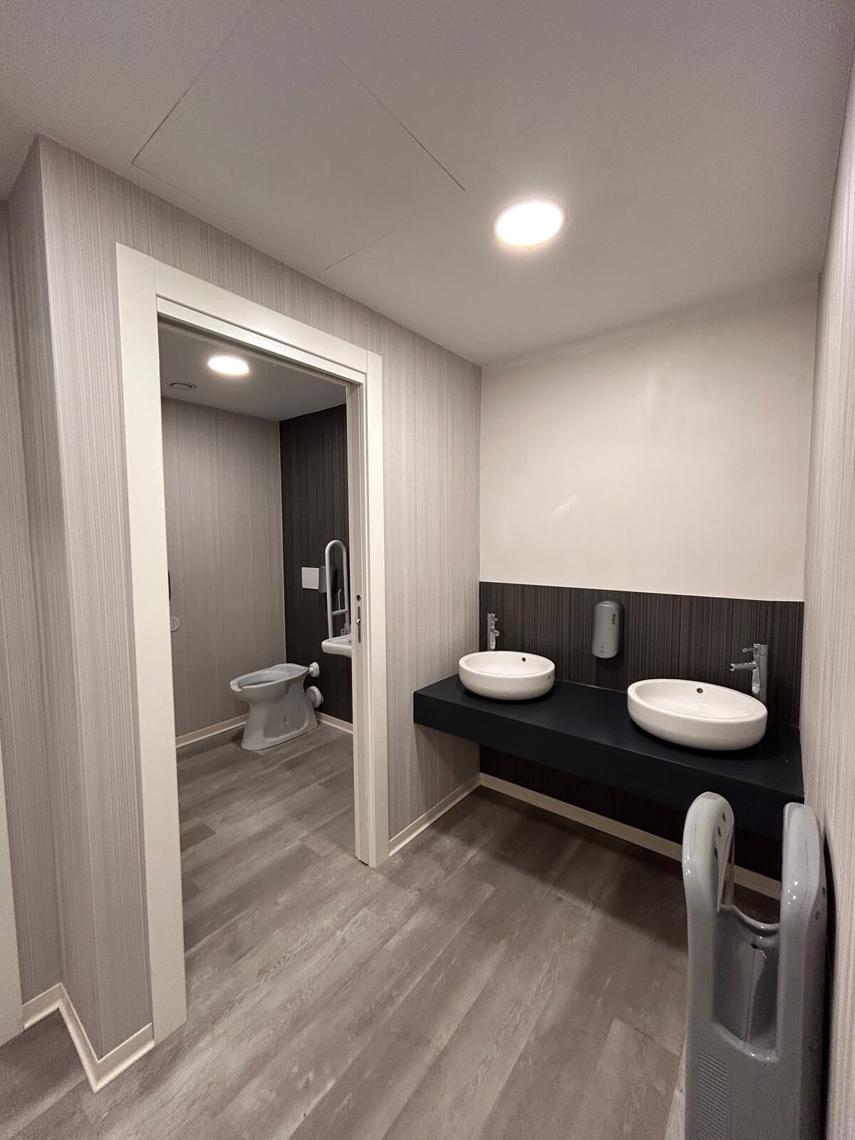 Allestimento ufficio Solco con pareti vetrate, postazioni operative, area lounge e arredi moderni