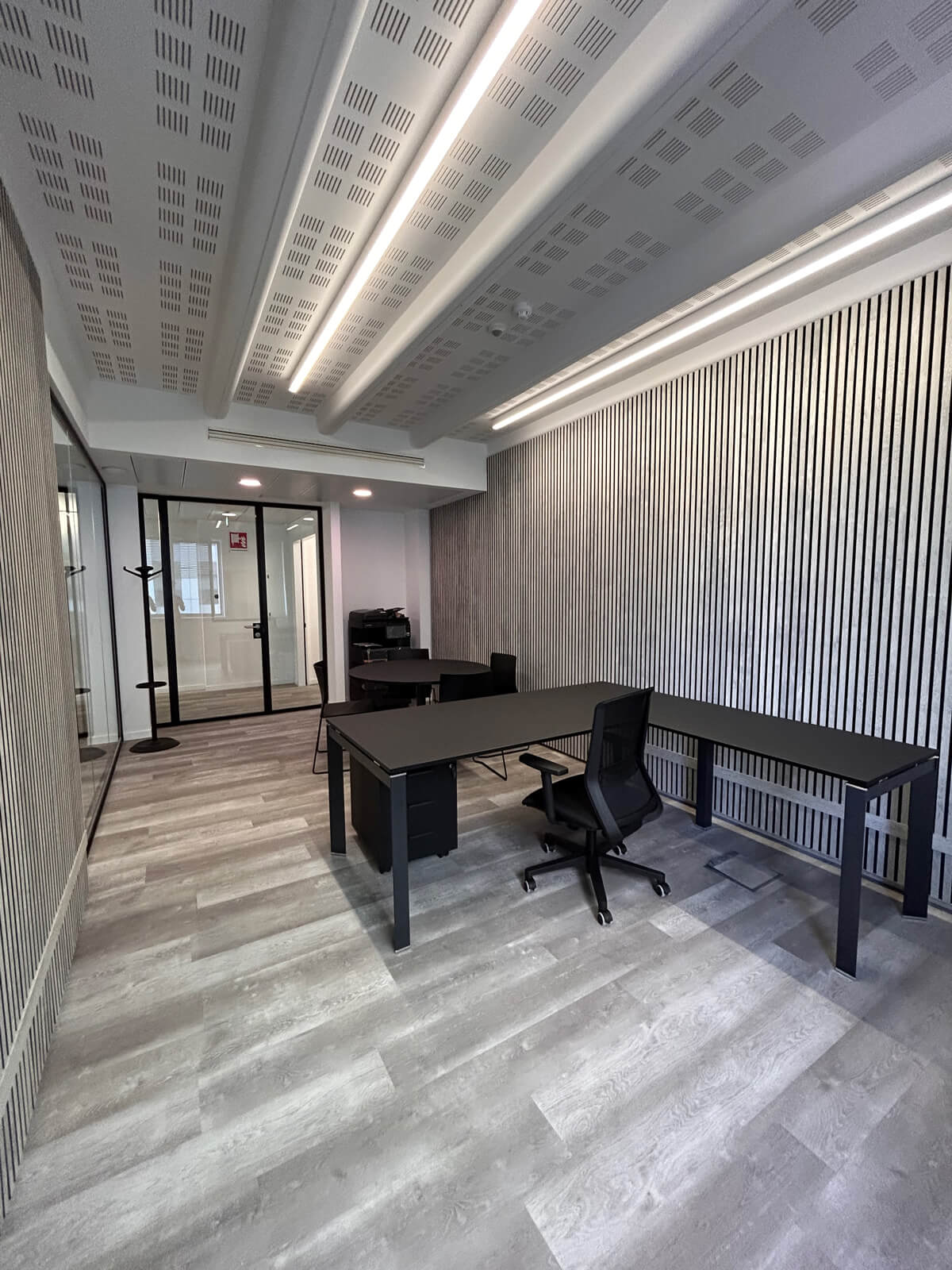 Allestimento ufficio Solco con pareti vetrate, postazioni operative, area lounge e arredi moderni