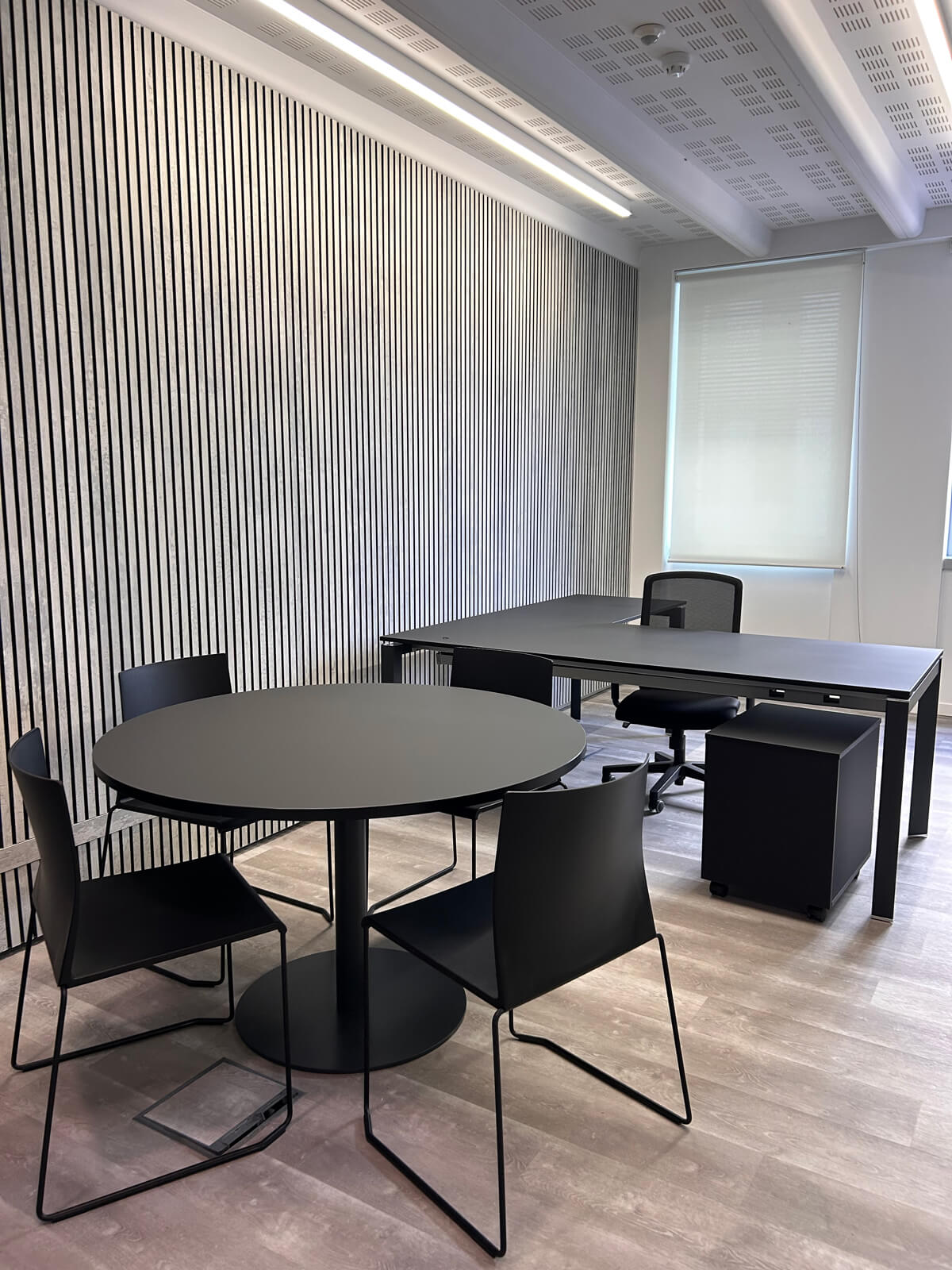 Allestimento ufficio Solco con pareti vetrate, postazioni operative, area lounge e arredi moderni