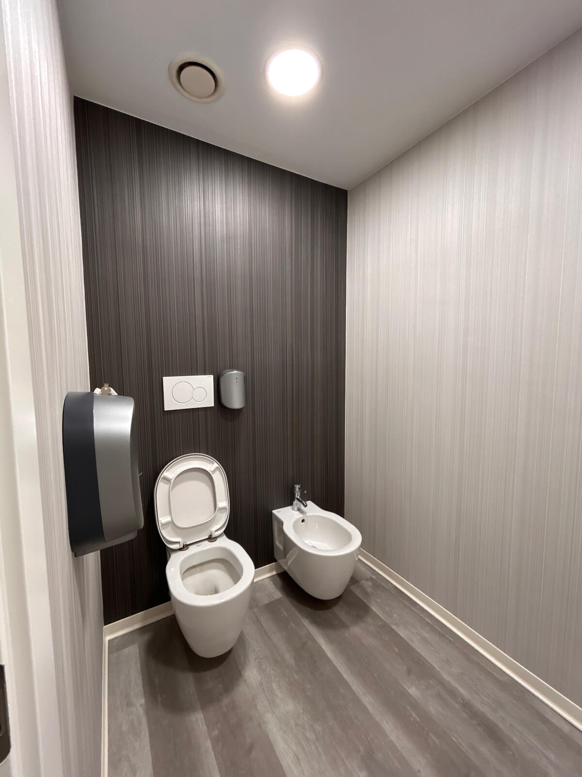 Allestimento ufficio Solco con pareti vetrate, postazioni operative, area lounge e arredi moderni