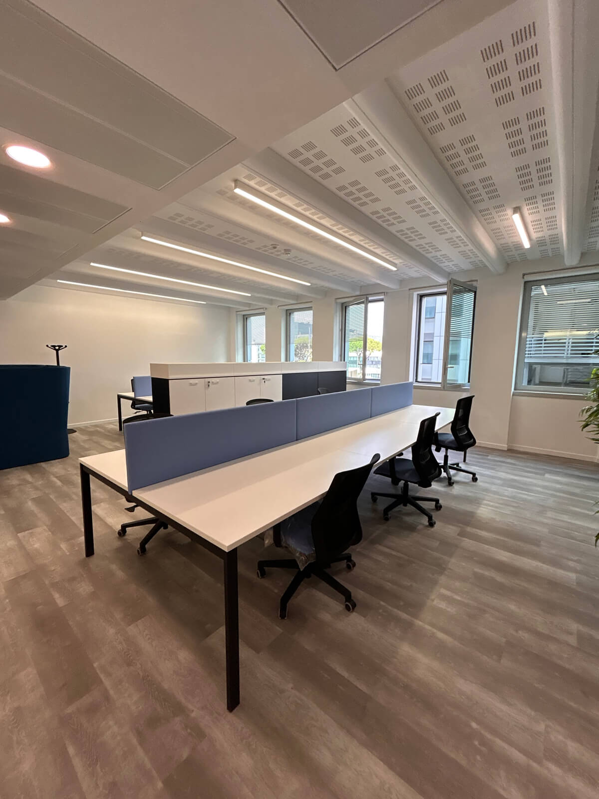 Allestimento ufficio Solco con pareti vetrate, postazioni operative, area lounge e arredi moderni