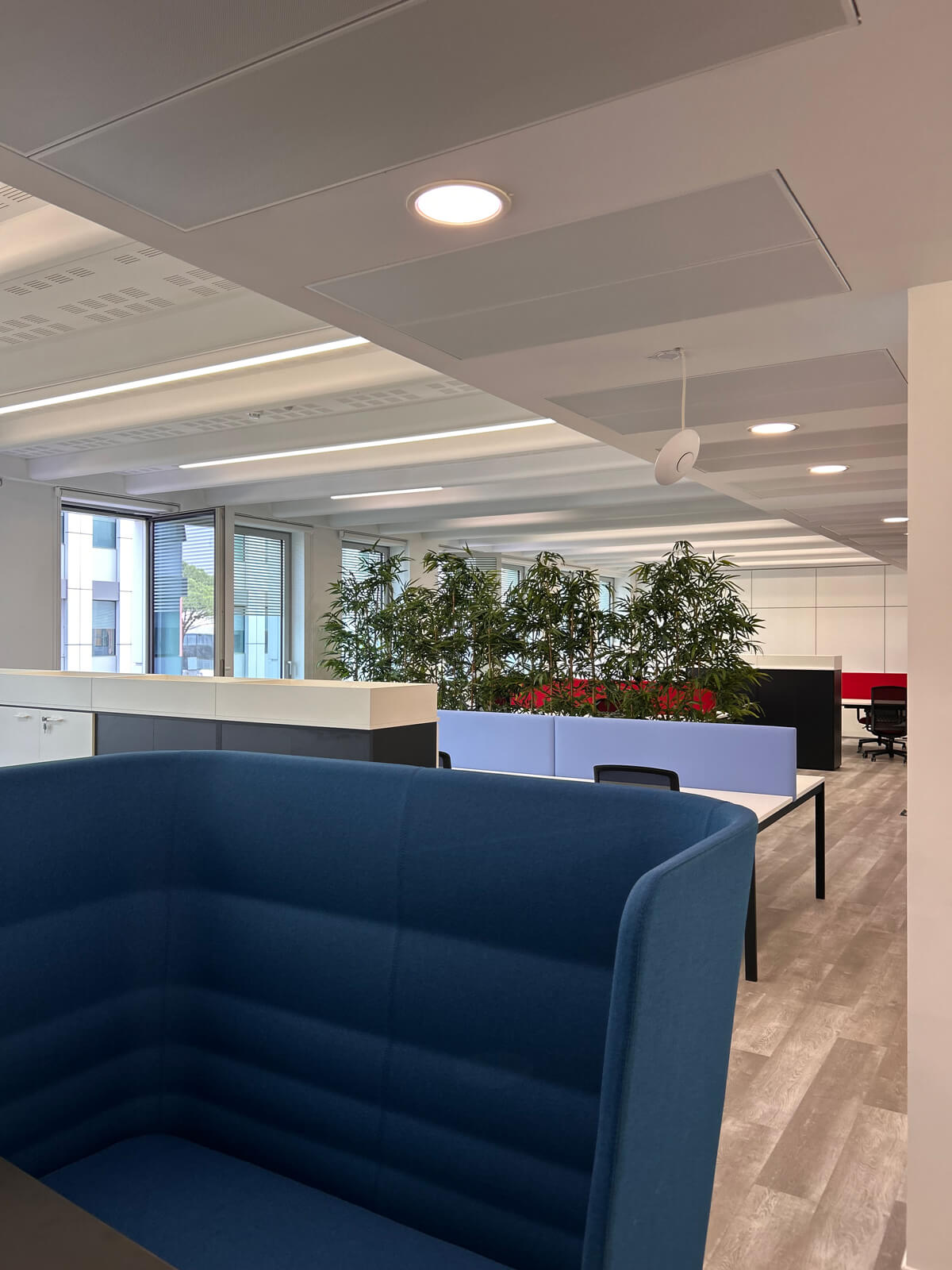 Allestimento ufficio Solco con pareti vetrate, postazioni operative, area lounge e arredi moderni