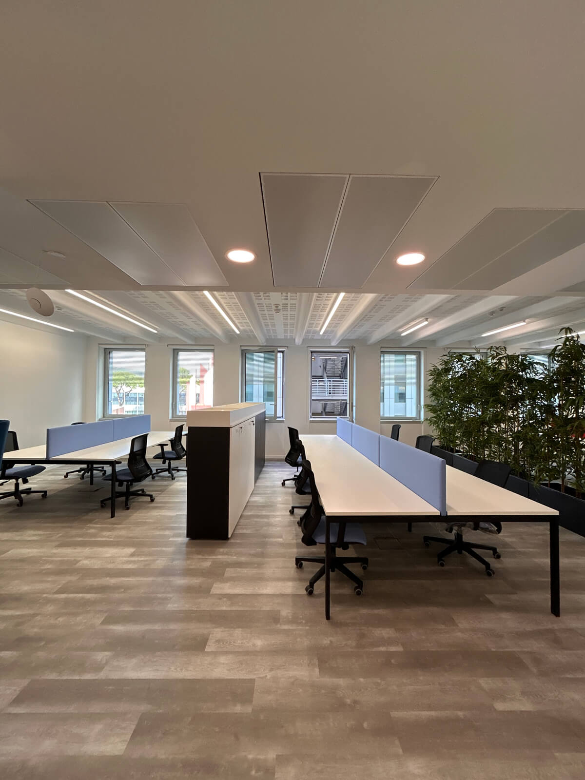 Allestimento ufficio Solco con pareti vetrate, postazioni operative, area lounge e arredi moderni