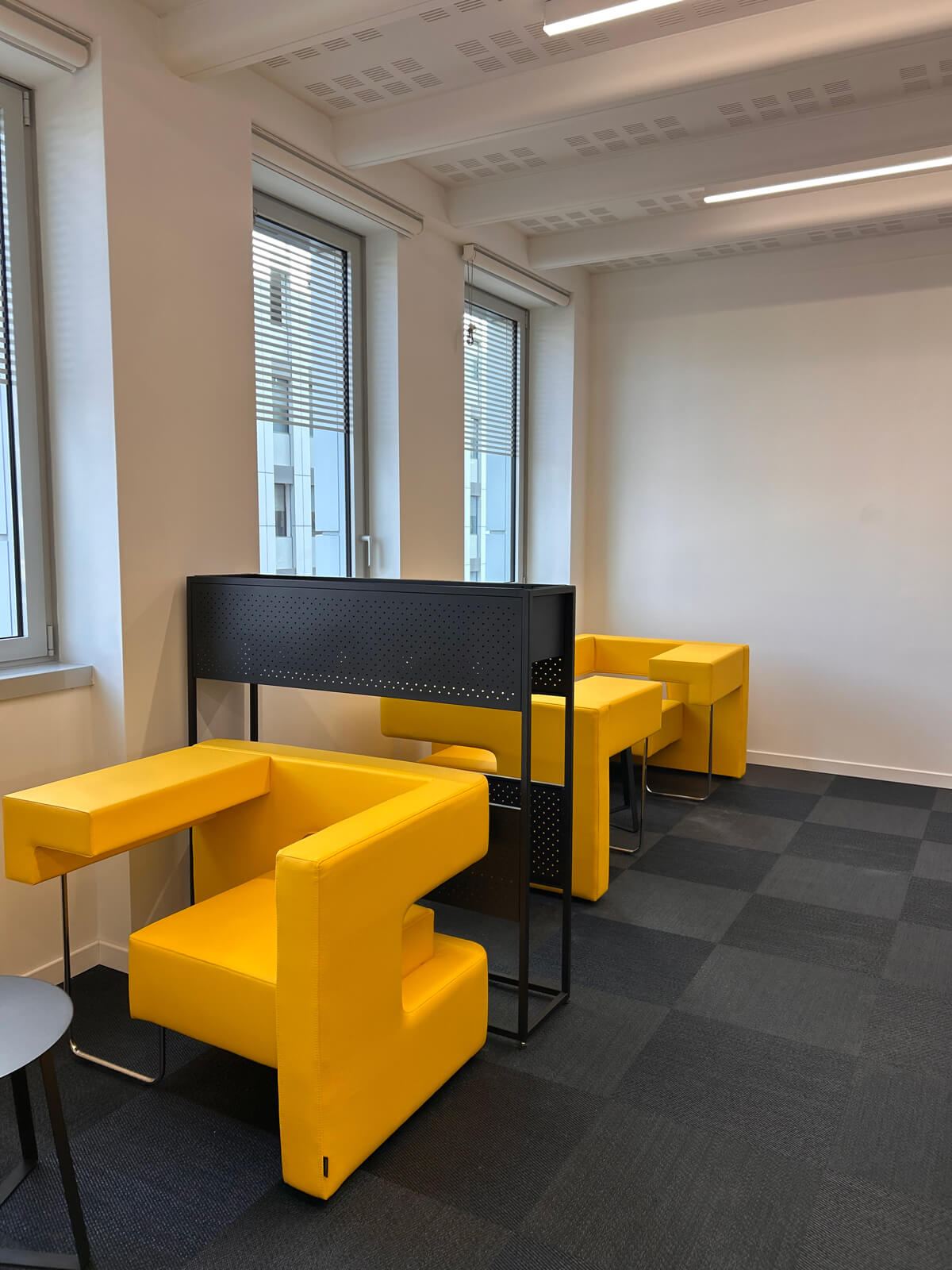 Allestimento ufficio Solco con pareti vetrate, postazioni operative, area lounge e arredi moderni