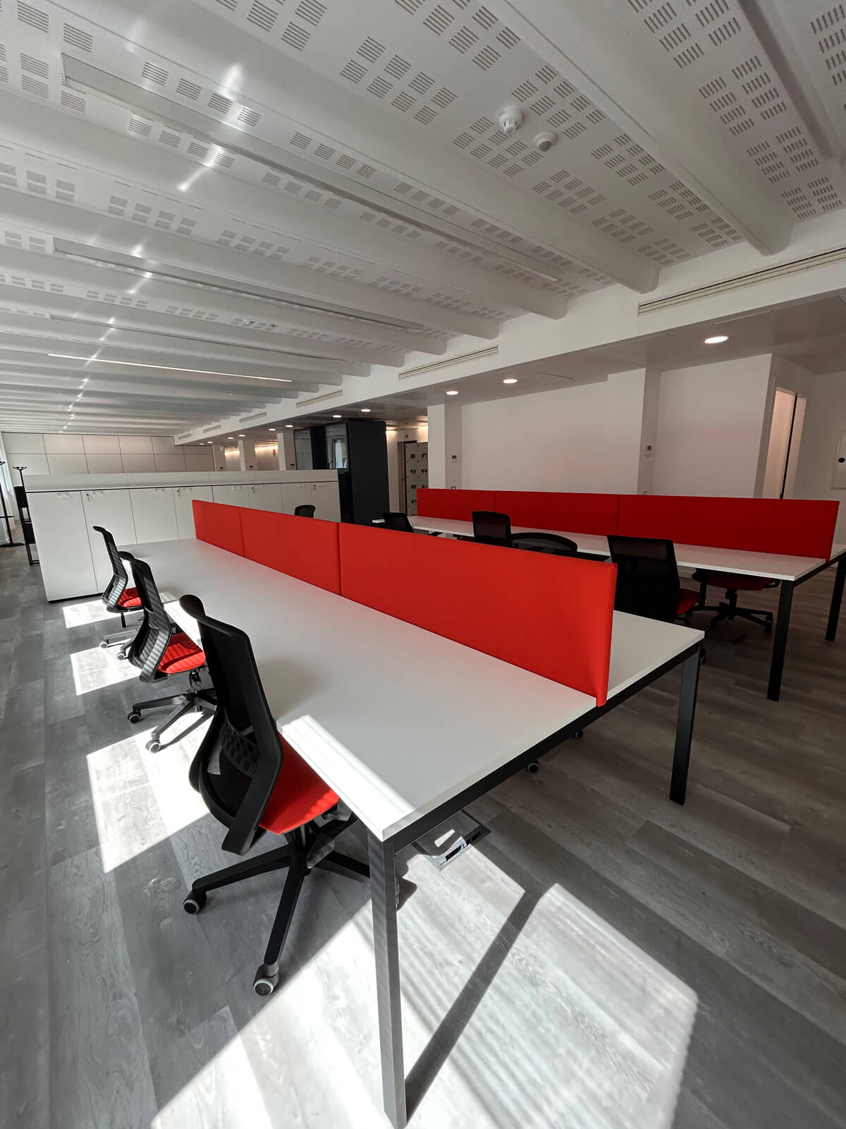 Allestimento ufficio Solco con pareti vetrate, postazioni operative, area lounge e arredi moderni