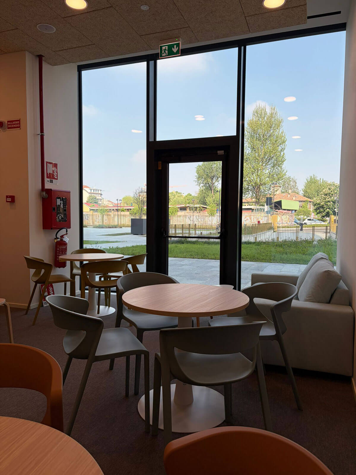area-break-ufficio-con-tavoli-e-divanetto