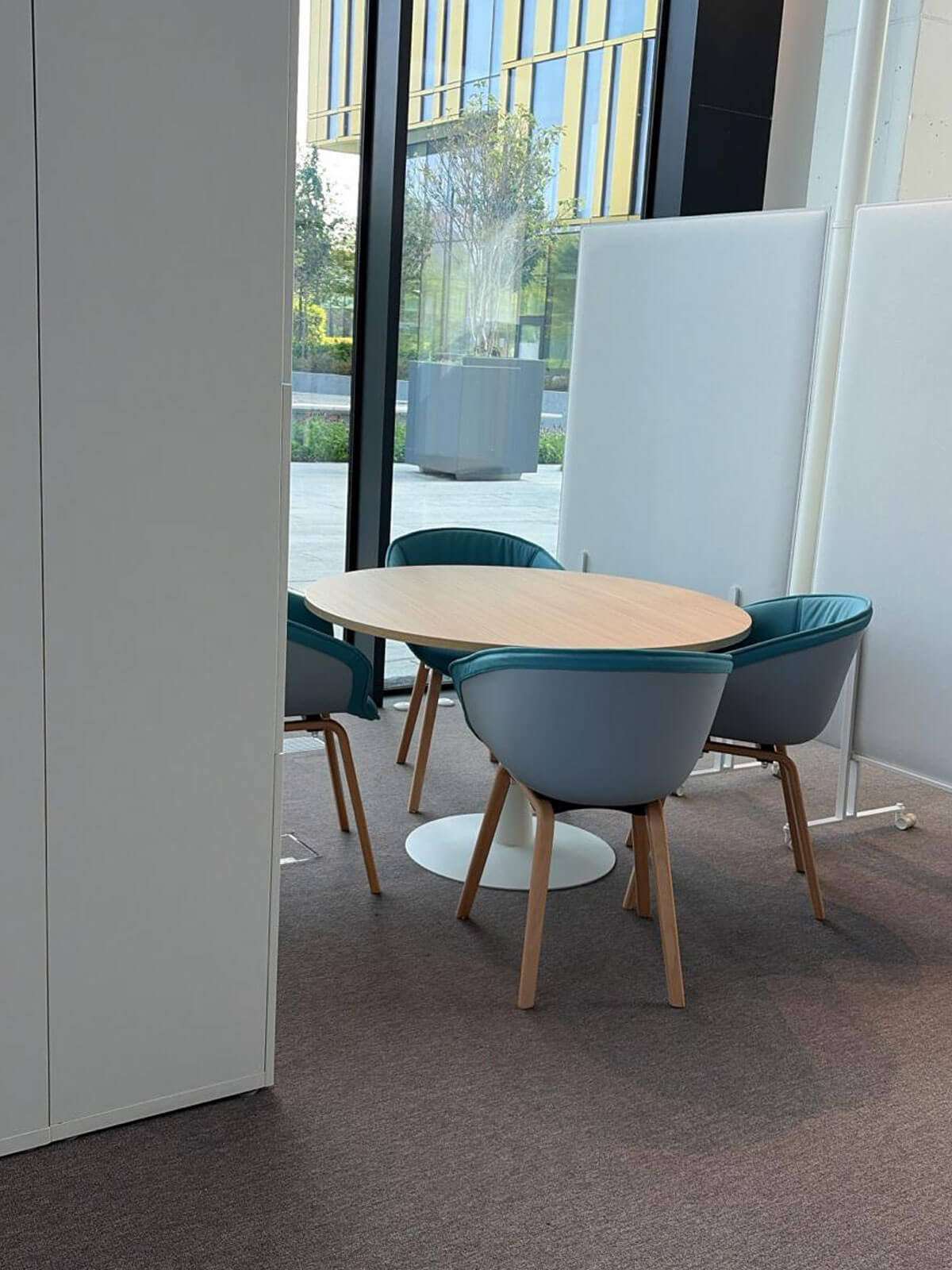 area-break-ufficio-con-tavolo-rotondo-e-sedute