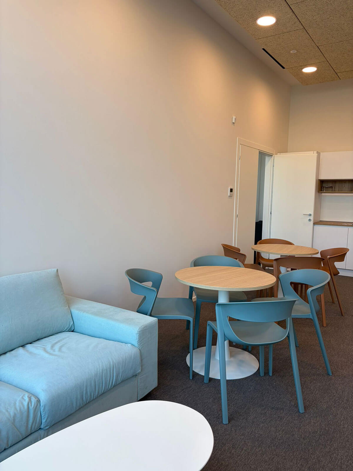 area-break-ufficio-moderno-con-tavolini