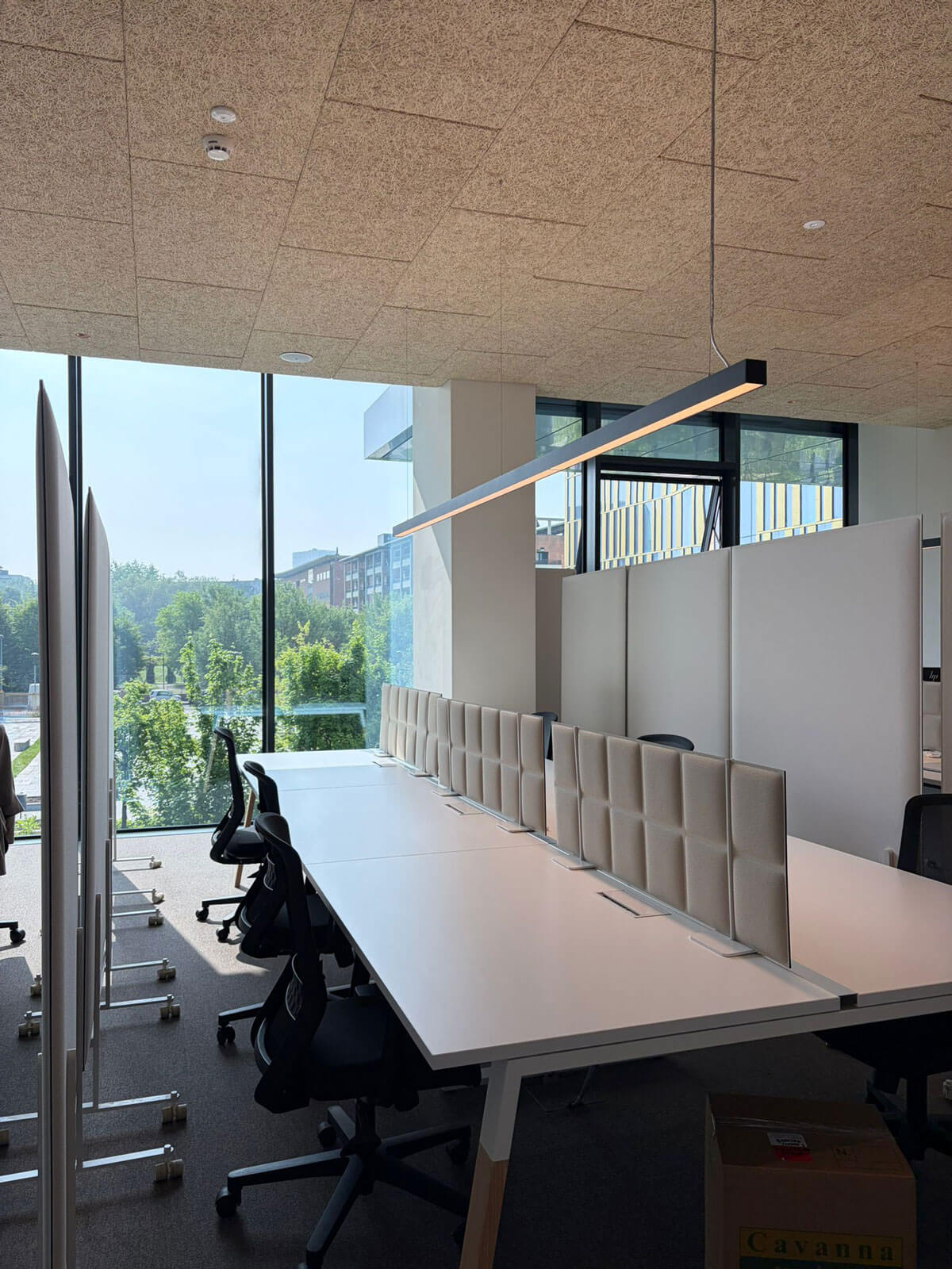 open-space-ufficio-con-postazioni-operative
