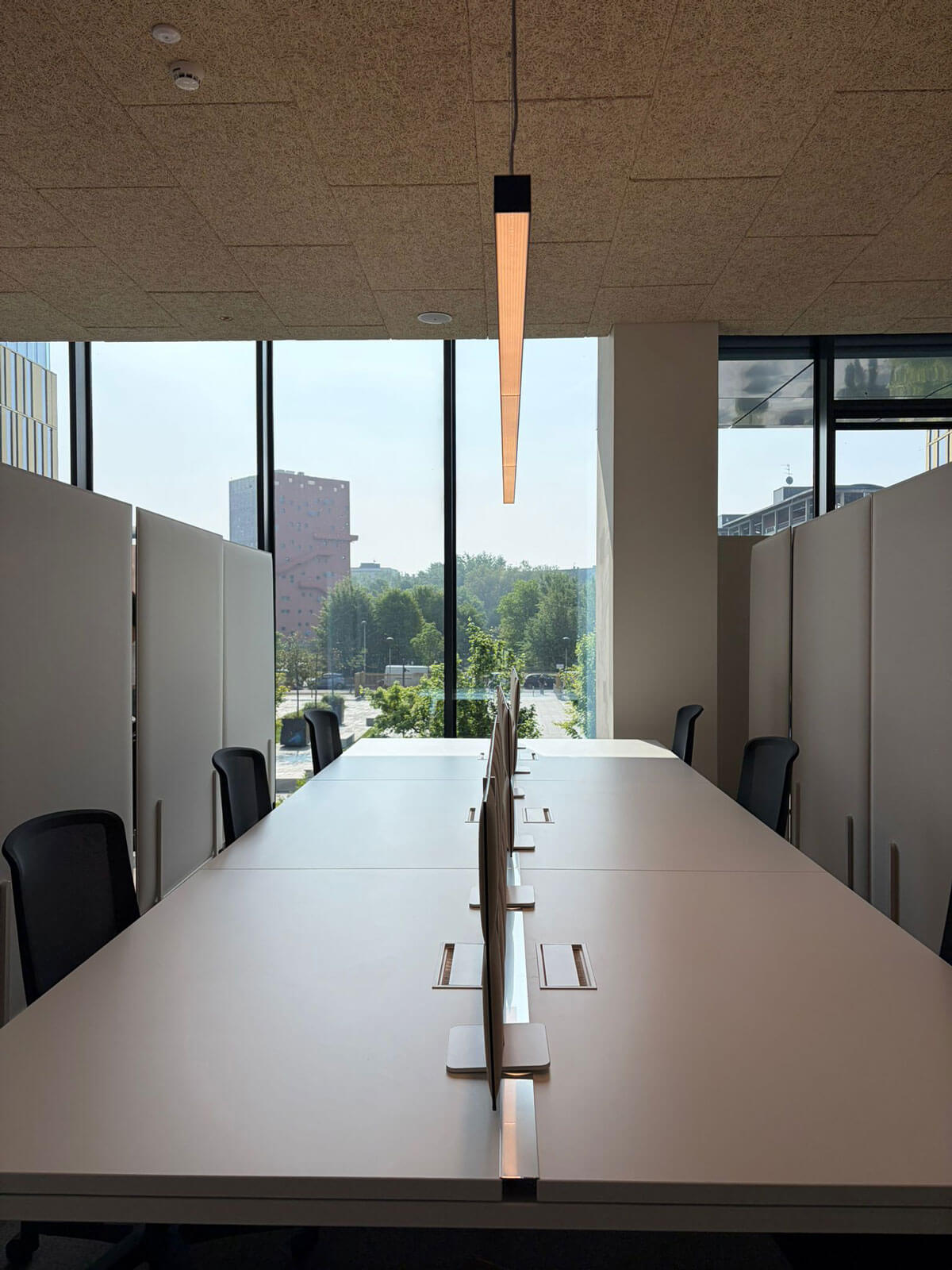 postazioni-lavoro-open-space-con-divisori-acustici