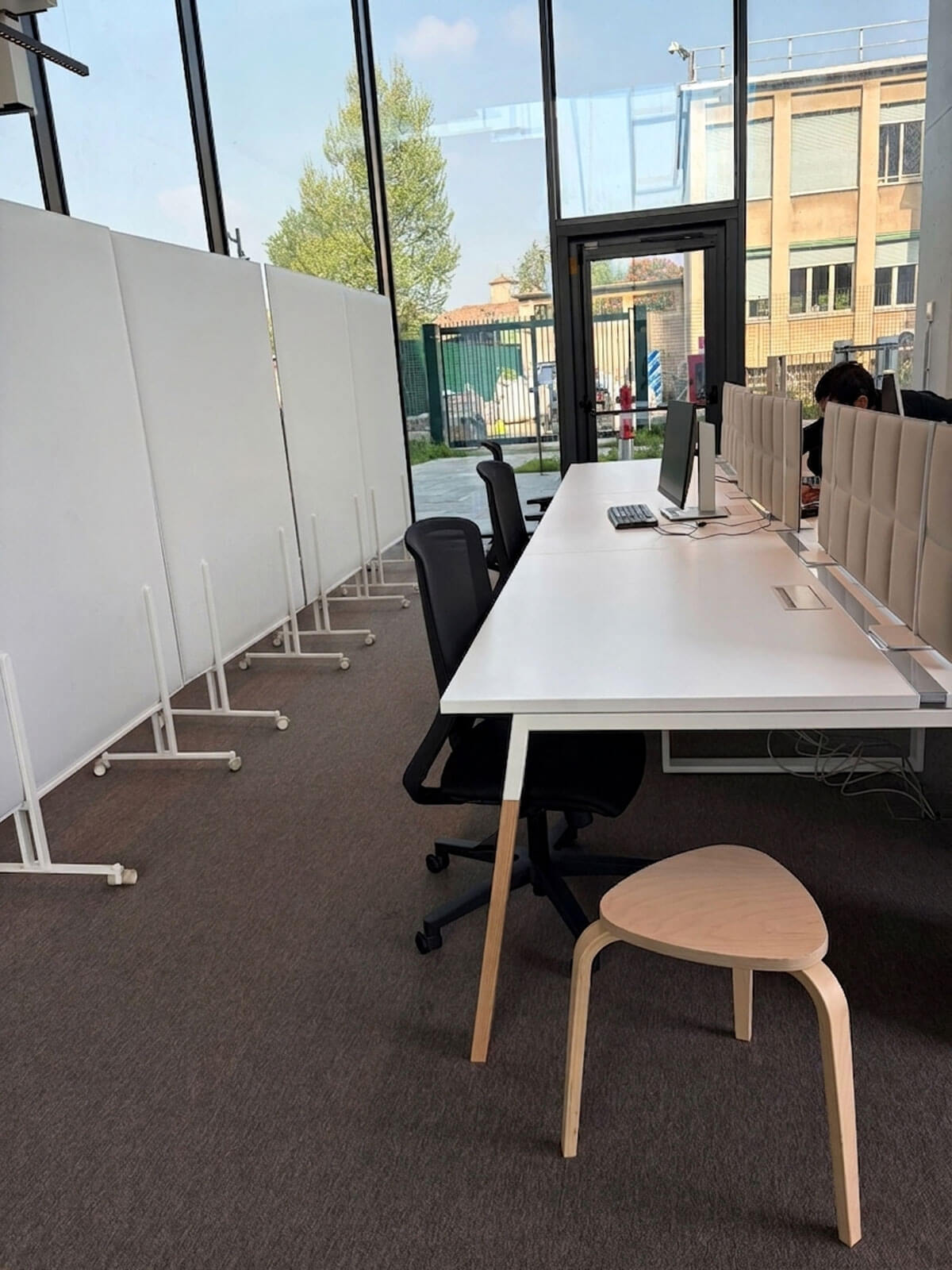 postazioni-lavoro-open-space-ufficio-moderno