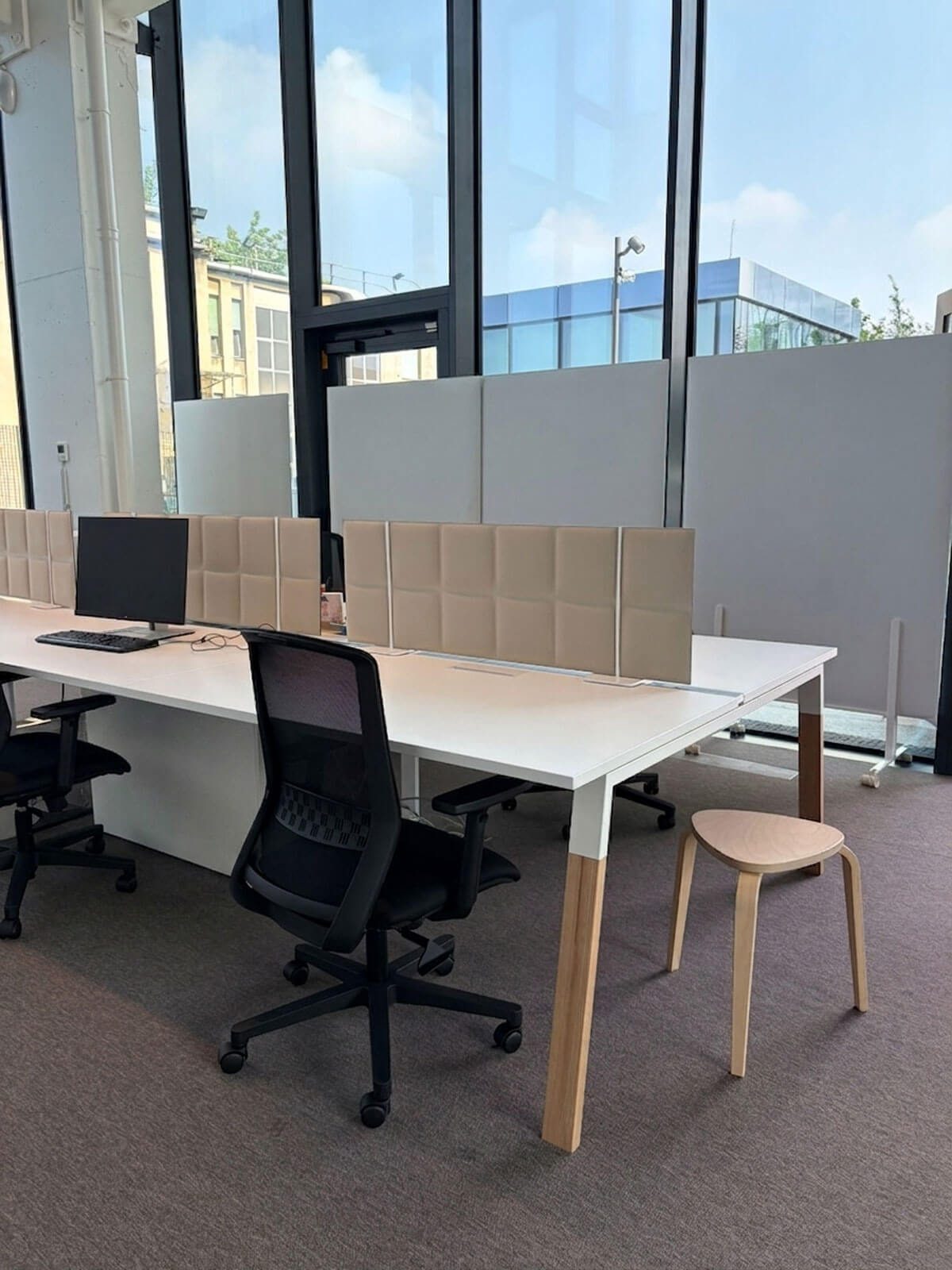 postazioni-operative-open-space-divisori-fonoassorbenti