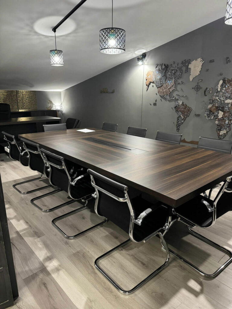 sala-riunioni-con-tavolo-conference-e-mappa-parete