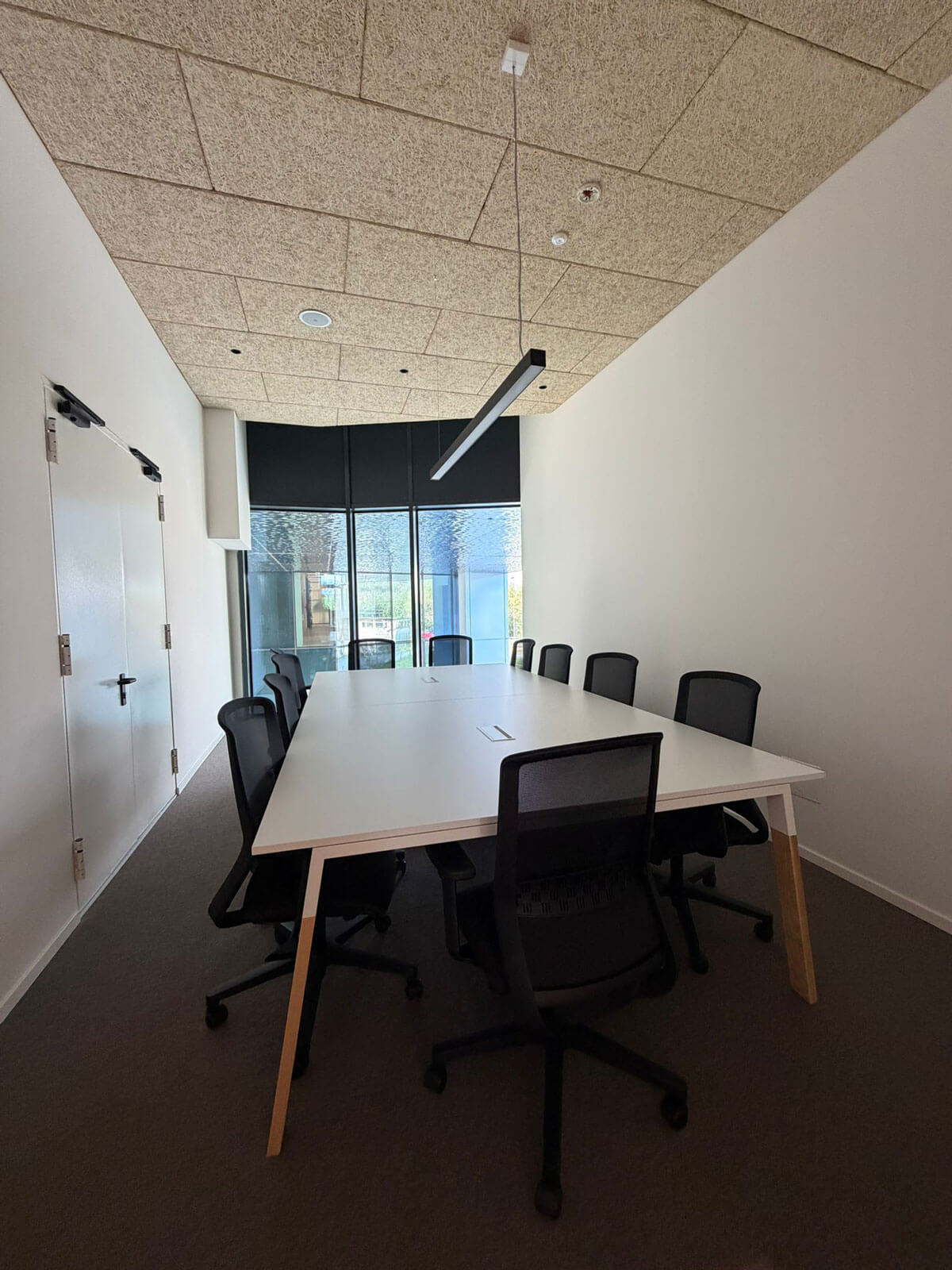 sala-riunioni-moderna-con-tavolo-conference