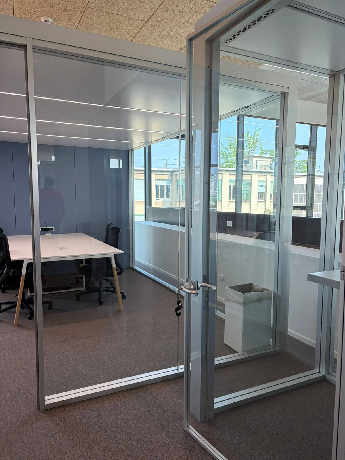 ufficio-vetrato-con-sala-riunioni-privata